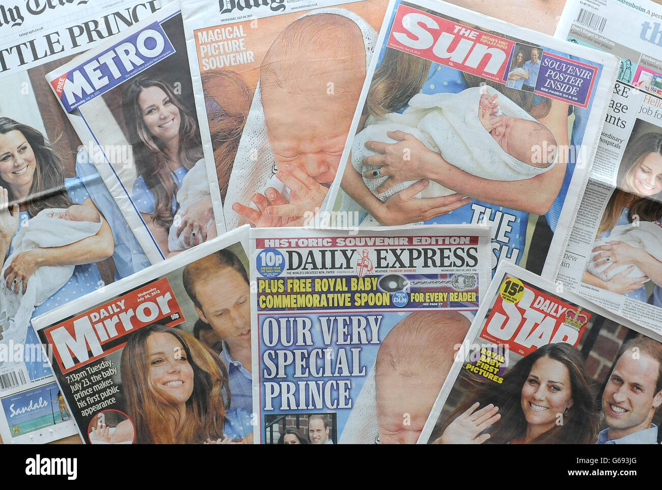 Los periódicos nacionales de Gran Bretaña cubren la primera aparición de la Duke y Duquesa de Cambridge con su nuevo bebé Foto de stock