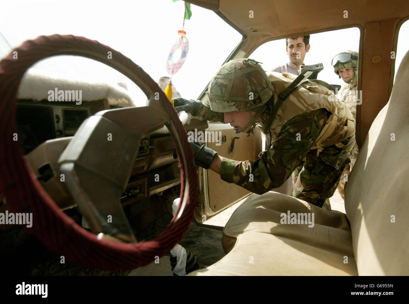 Soldados británicos buscan un coche iraquí en un puesto de control cerca de Basora. Foto de Dan Chung, The Guardian, MOD Pool Foto de stock