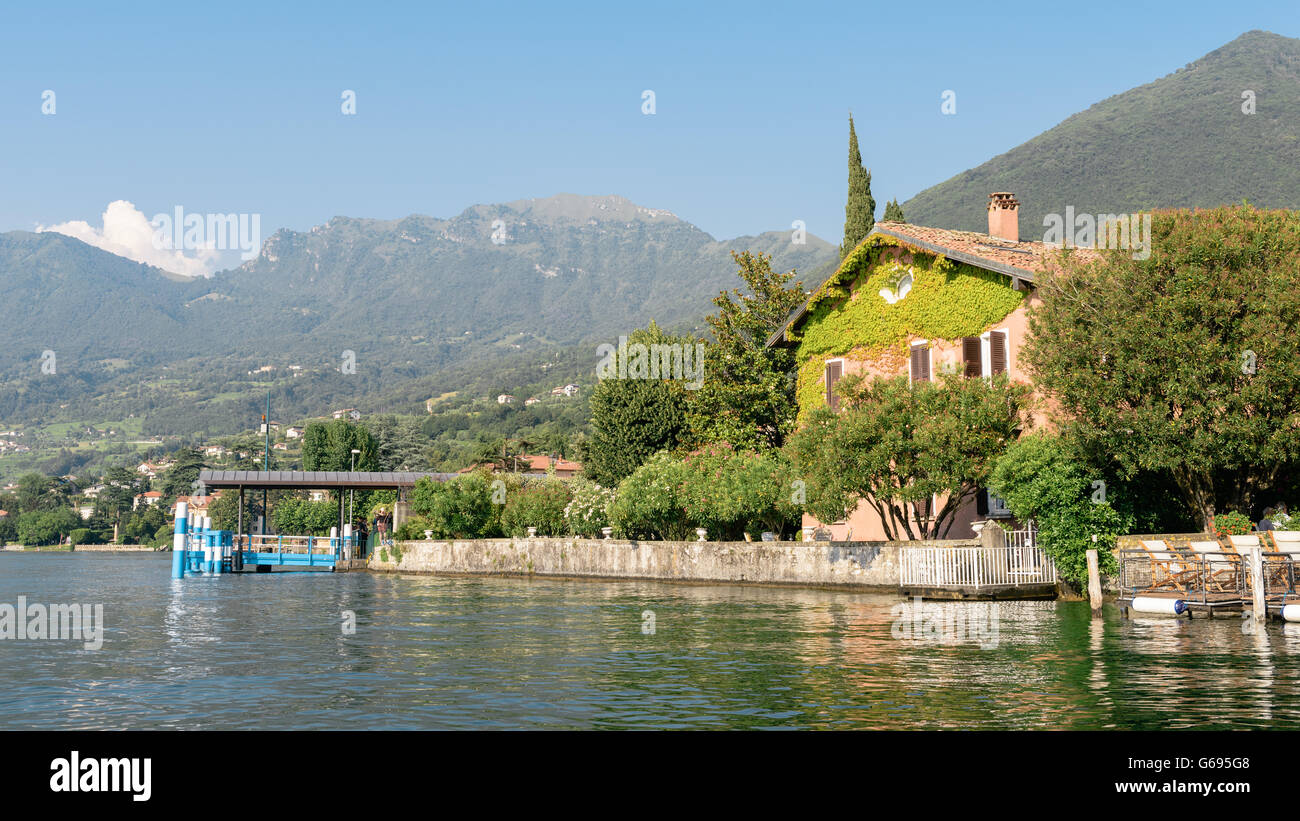 Casa en el lago de Iseo, Italia Foto de stock
