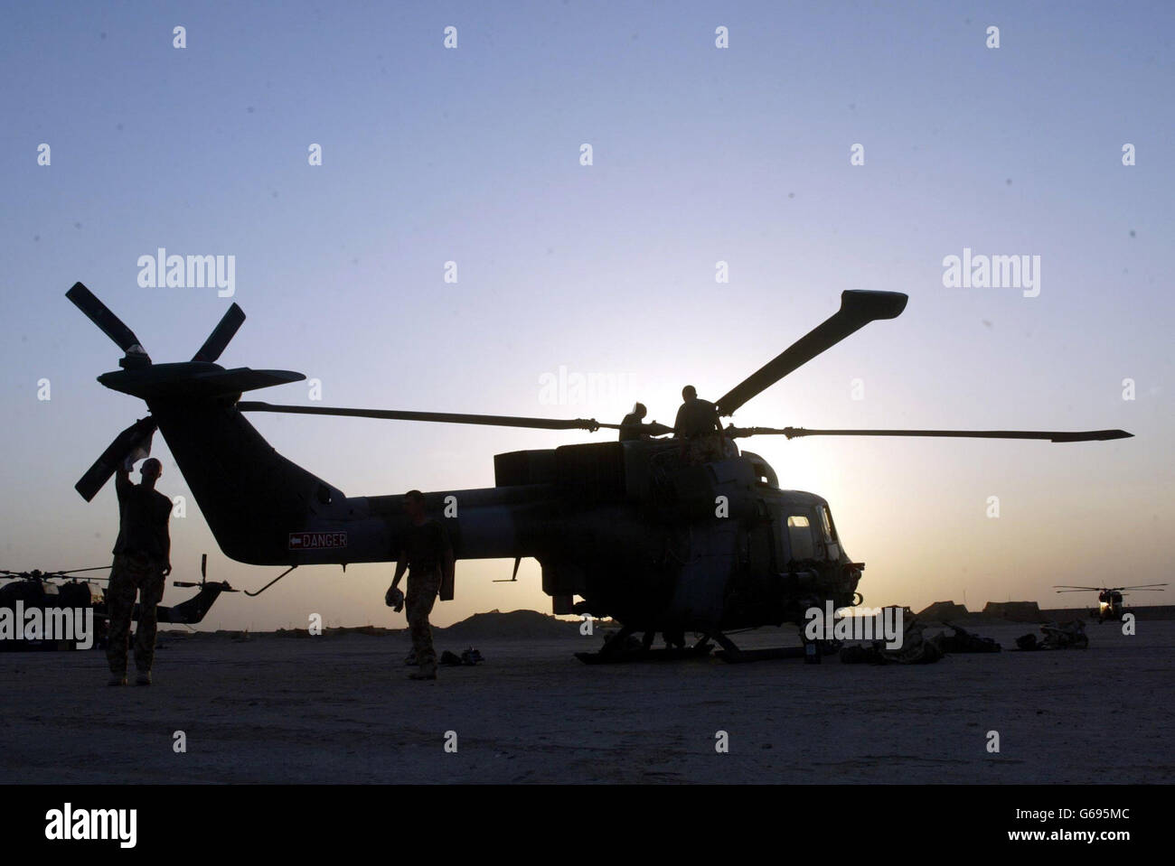 Un helicóptero Lynx Mark 7 de 3 Regiment Army Air Corps se está preparando. Foto de stock