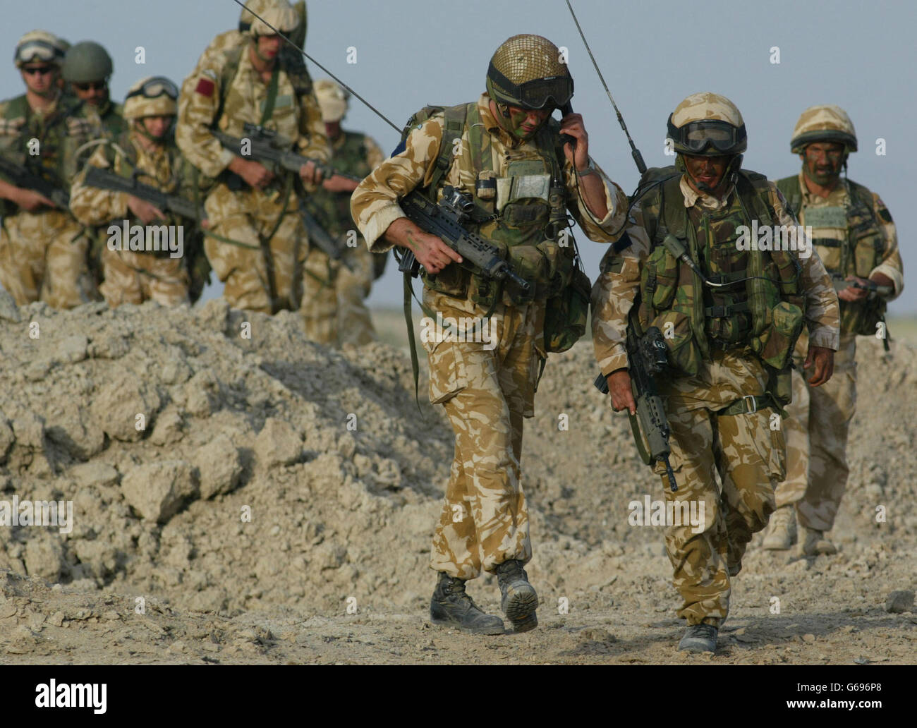 Los soldados del primer Batallón el Regimiento de Paracaidistas buscan campos de agricultores al noroeste de Basora en el sur de Irak, mientras realizan una operación de limpieza al amanecer. Los soldados iraquíes huyeron hacia el este dejando morteros, municiones y alimentos detrás después de ser capturados por sorpresa. 24/06/2003: Ocho soldados británicos del Regimiento han sido heridos - dos críticos - en un incidente cerca de Basora, fuentes de defensa dijeron, martes 24 de junio de 2003. El primer Batallón del Regimiento de Paracaidistas está en Irak como parte de la Brigada de Asalto aéreo 16. Foto de stock