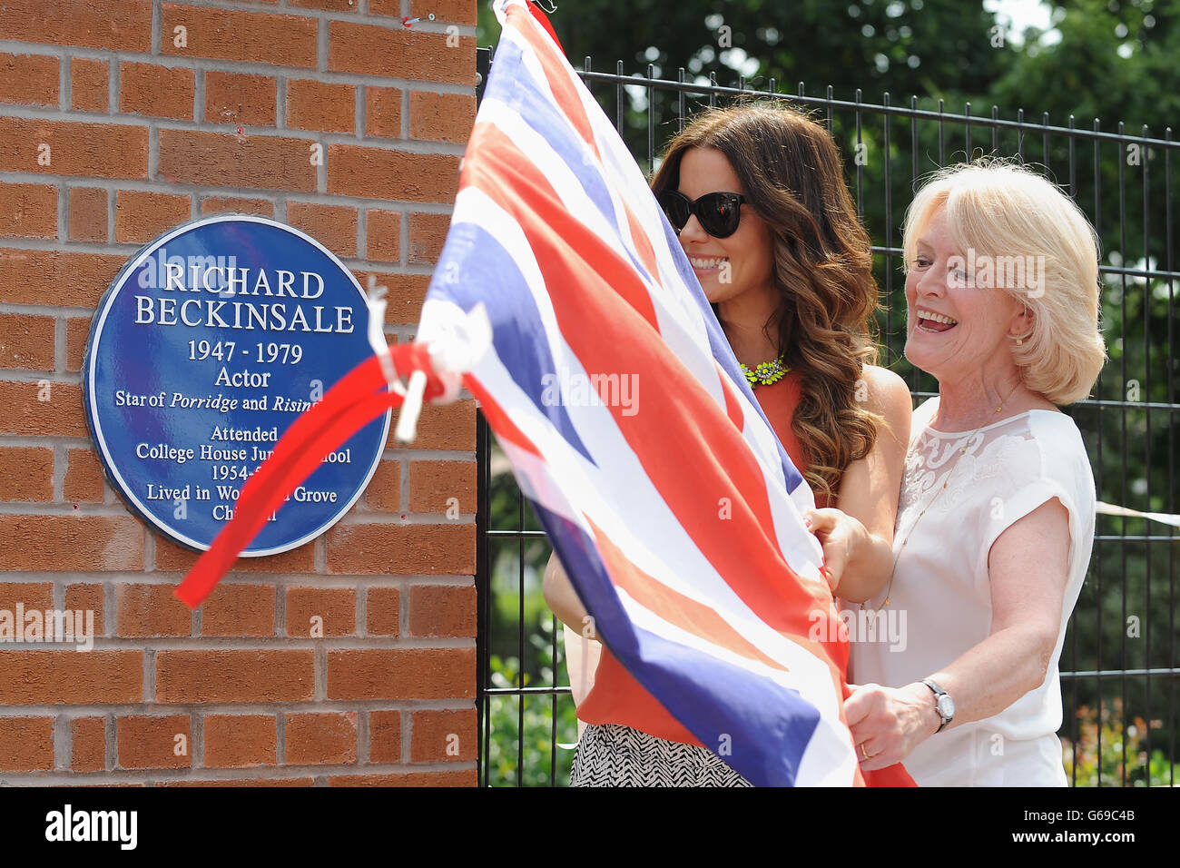 Kate Beckinsale, con su madre Judy Loe durante una visita a la Escuela Junior College House para desvelar una placa en memoria de su difunto padre, Richard Beckinsale, que era alumno de la escuela. Foto de stock