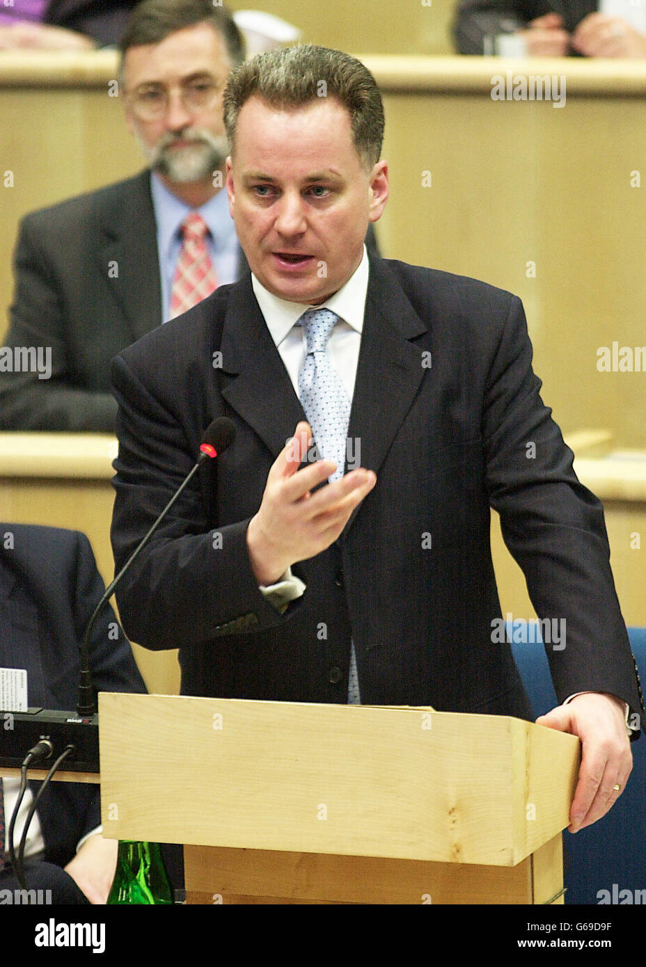 Primer Ministro Jack McConnell durante el turno de preguntas, hablando sobre las Fuerzas Escocesas desplegadas en el Medio Oriente. Foto de stock