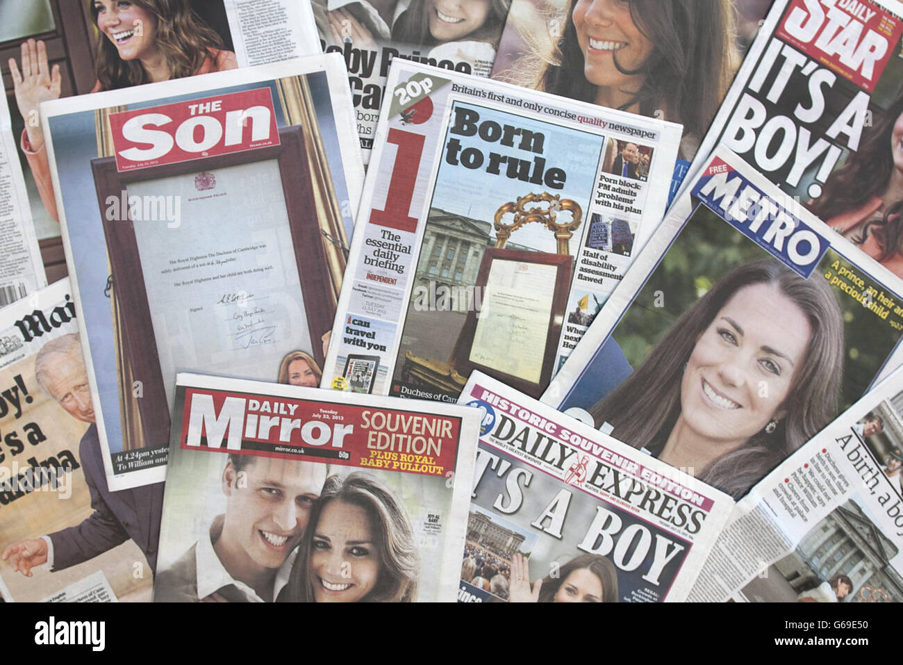 La reacción de los periódicos nacionales británicos a las noticias del nacimiento Del niño real Foto de stock