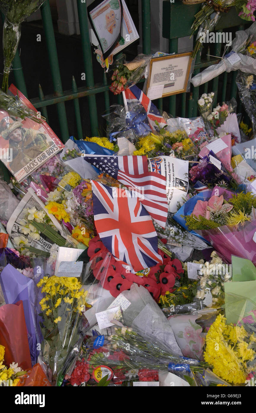 Flores en homenaje a los marines muertos en el golfo en las barracas de Stonehoues, Plymouth. Foto de stock