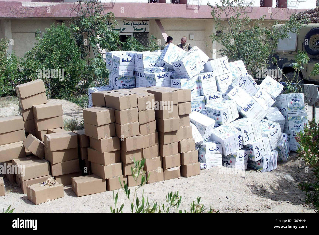 Suministros de socorro a la espera de ser distribuidos por los Royal Fusiliers a la población local en el sur del Iraq. Foto de stock