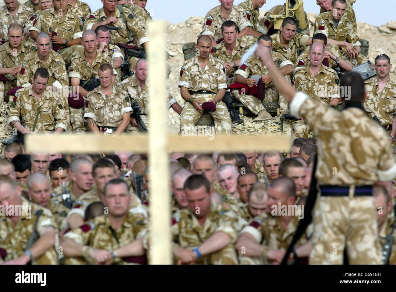 Soldados del primer Batallón el Regimiento de Paracaidistas oran durante un servicio religioso mantenido por su Padre Kevin Mentzel en su campo Eagle 2 en el desierto de Kuwait antes de una posible acción militar en Irak. Foto de stock