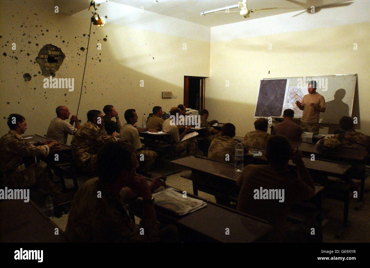 Una reunión del grupo o en la sede del grupo de batalla de los Rats del Desierto. Foto de stock