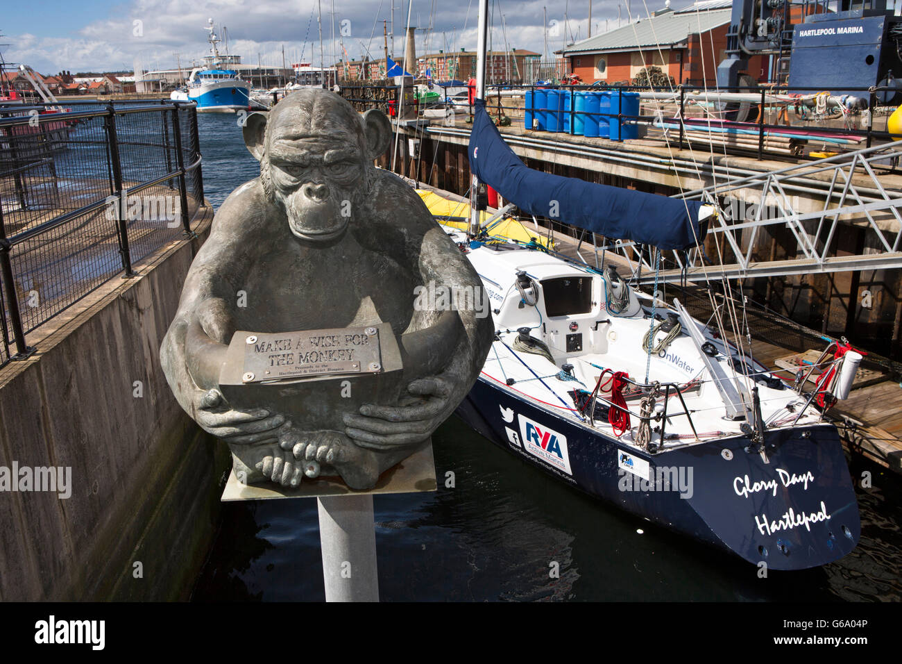 Reino Unido, Condado de Durham, Hartlepool, Marina, 'make un deseo para el mono' colecta escultura Foto de stock