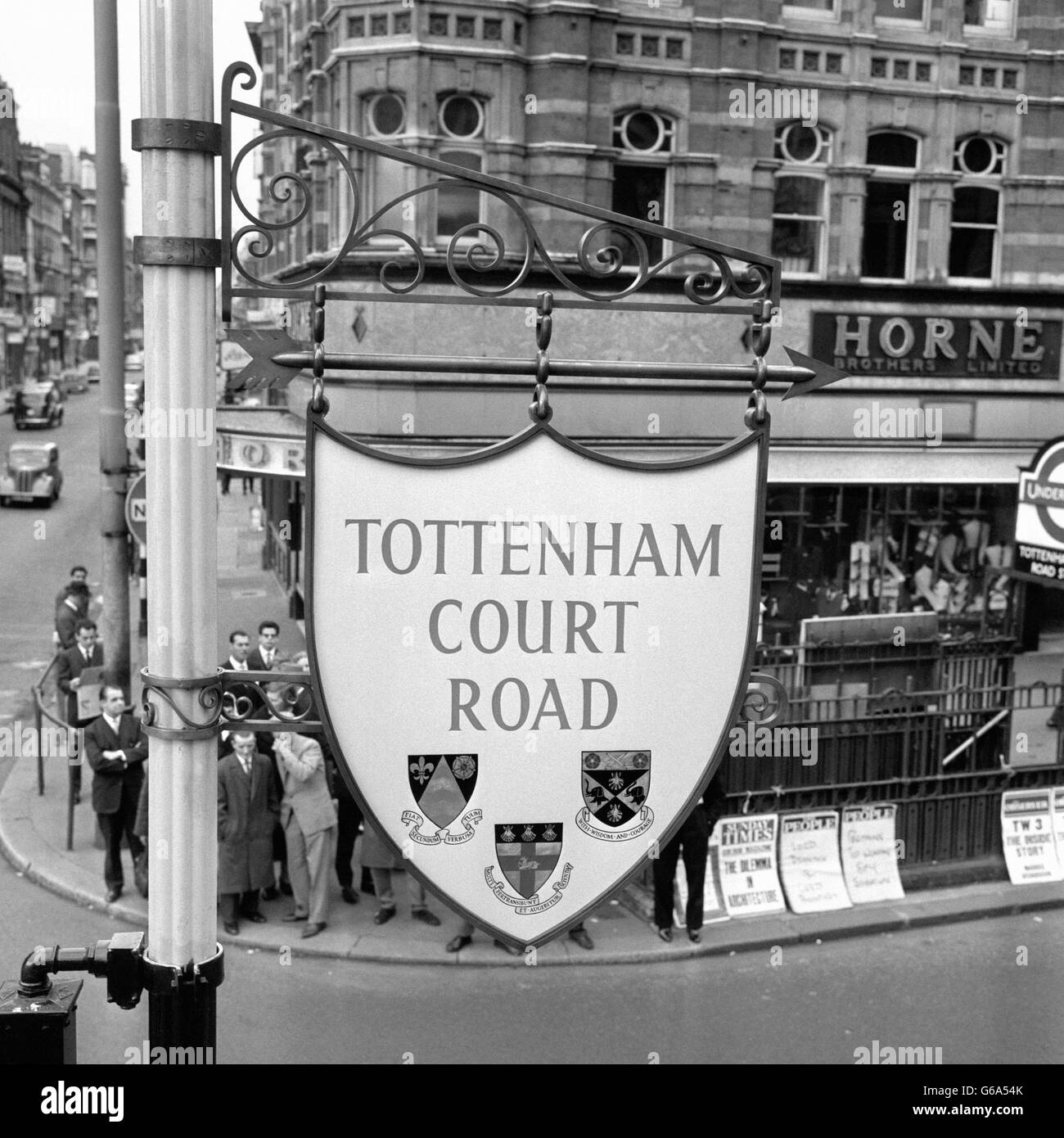 300, que cuelga en St. Giles Circus en el cruce con Tottenham Court Road, Londres. Fue revelado por el Alcalde de Holborn, Consejero Harold Bright. Foto de stock