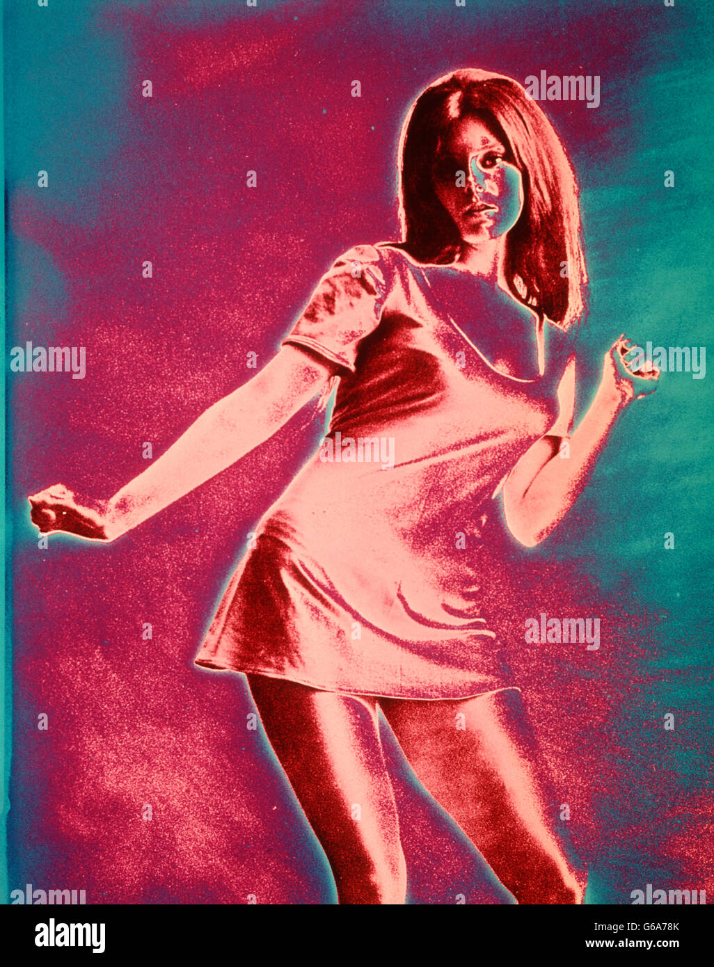 1960 chica mujer corto vestido minifalda bailando posando efecto especial  COLORES POSTERIZADAS Fotografía de stock - Alamy