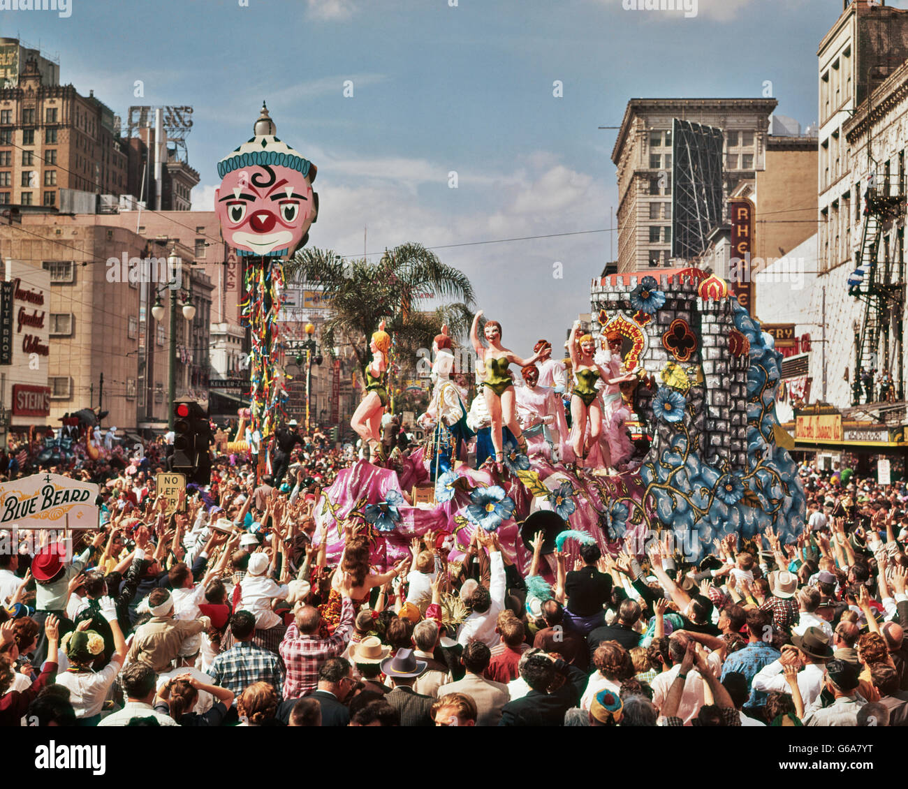 1960 Mardi Gras desfile de REX en la calle Canal 14 de febrero de 1961  llegando a multitud de baratijas NUEVA ORLEANS LA EE.UU Fotografía de stock  - Alamy