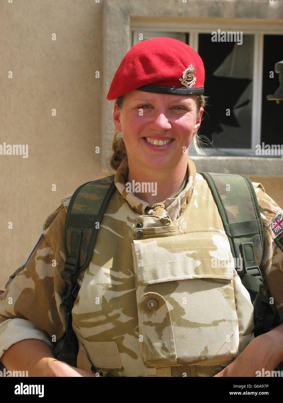 Foto sin fecha de Red Cap Gwen Hatton con el 1er Batallón Real Regimiento Irlandés en el sur de Irak. Foto de stock