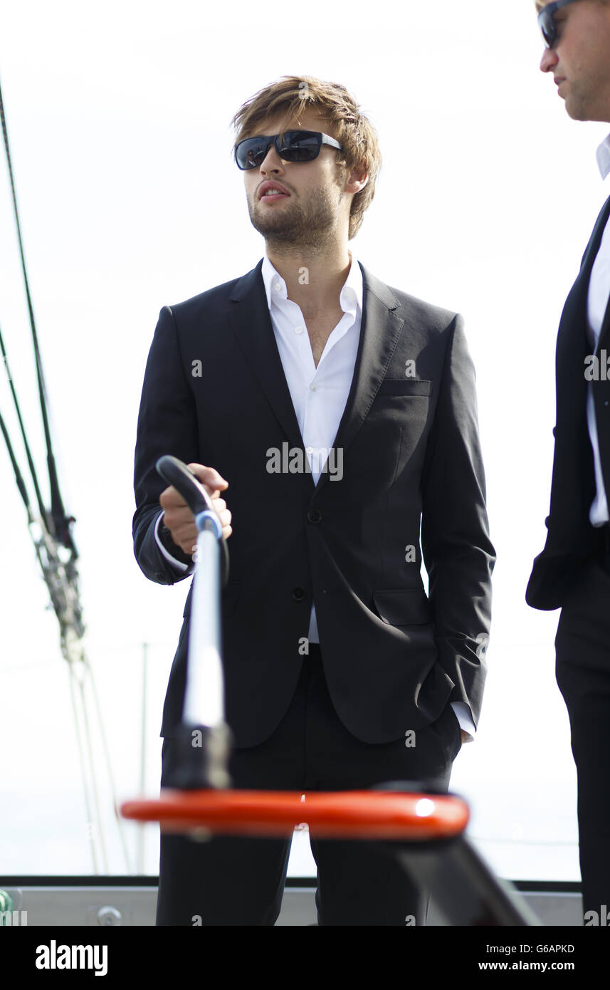 El actor Douglas Booth fotografió en la lanza antes del reto Artemis en  Aberdeen Asset Management Cowes Week, donde navegó a bordo del yate de  carreras Open 60, Hugo Boss, con el