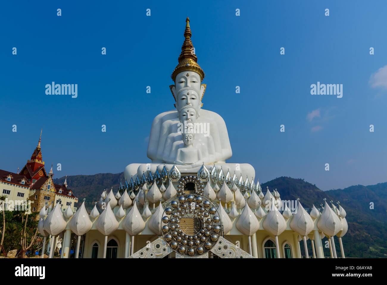 Blanco, cinco, Buda, Tailandia, wat, Phetchabun, templo, el budismo, la estatua, arte, viajes, arquitectura, turismo, Asia, religión Foto de stock