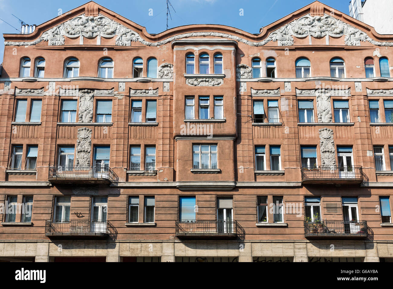 Antigua y hermosa fachada de edificio residencial en Budapest, Hungría, Europa. Foto de stock