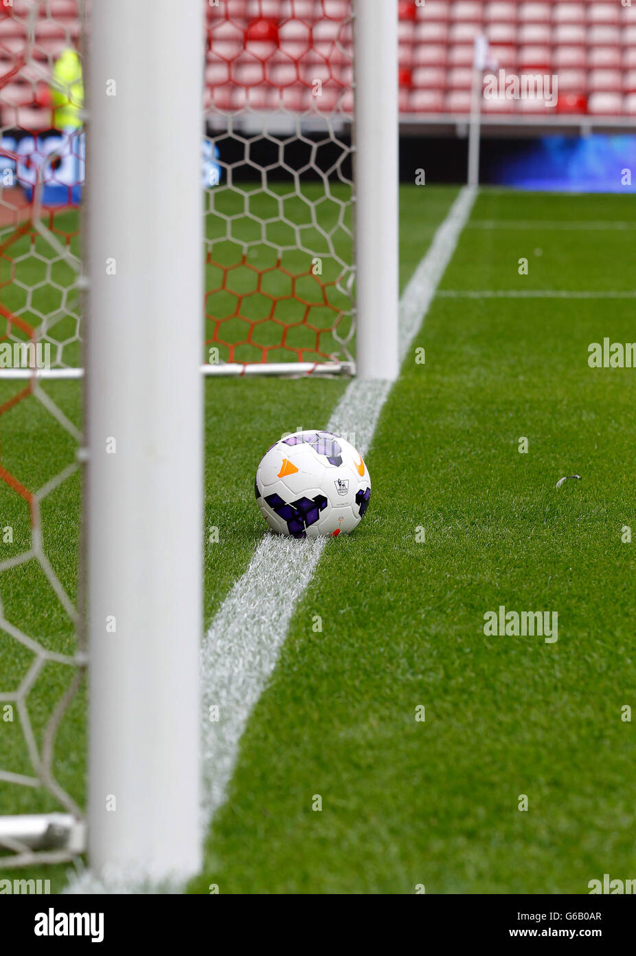 Fútbol - Barclays Premier League - Sunderland v Fulham - Estadio de la Luz. Una bola en la línea de meta Foto de stock