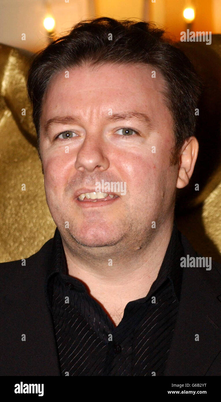El comediante Ricky Gervais llega a los premios BAFTA Television Craft Awards en el hotel Dorchester en el centro de Londres. La ceremonia honra a los equipos de producción que trabajan entre bastidores. 05/08/2003: El éxito sitcom que la Oficina va a transferir de BBC2 a BBC1, surgió hoy 5th 2003 de agosto. Gervais hará su última aparición como jefe David Brent en un especial de dos partes esta Navidad. Gervais dijo a principios de este año que los episodios de 40 minutos serían examinados en su 'hogar espiritual' de BBC2. Pero la BBC ahora dice que será cambiado a BBC1 para que pueda obtener un mayor público. Foto de stock