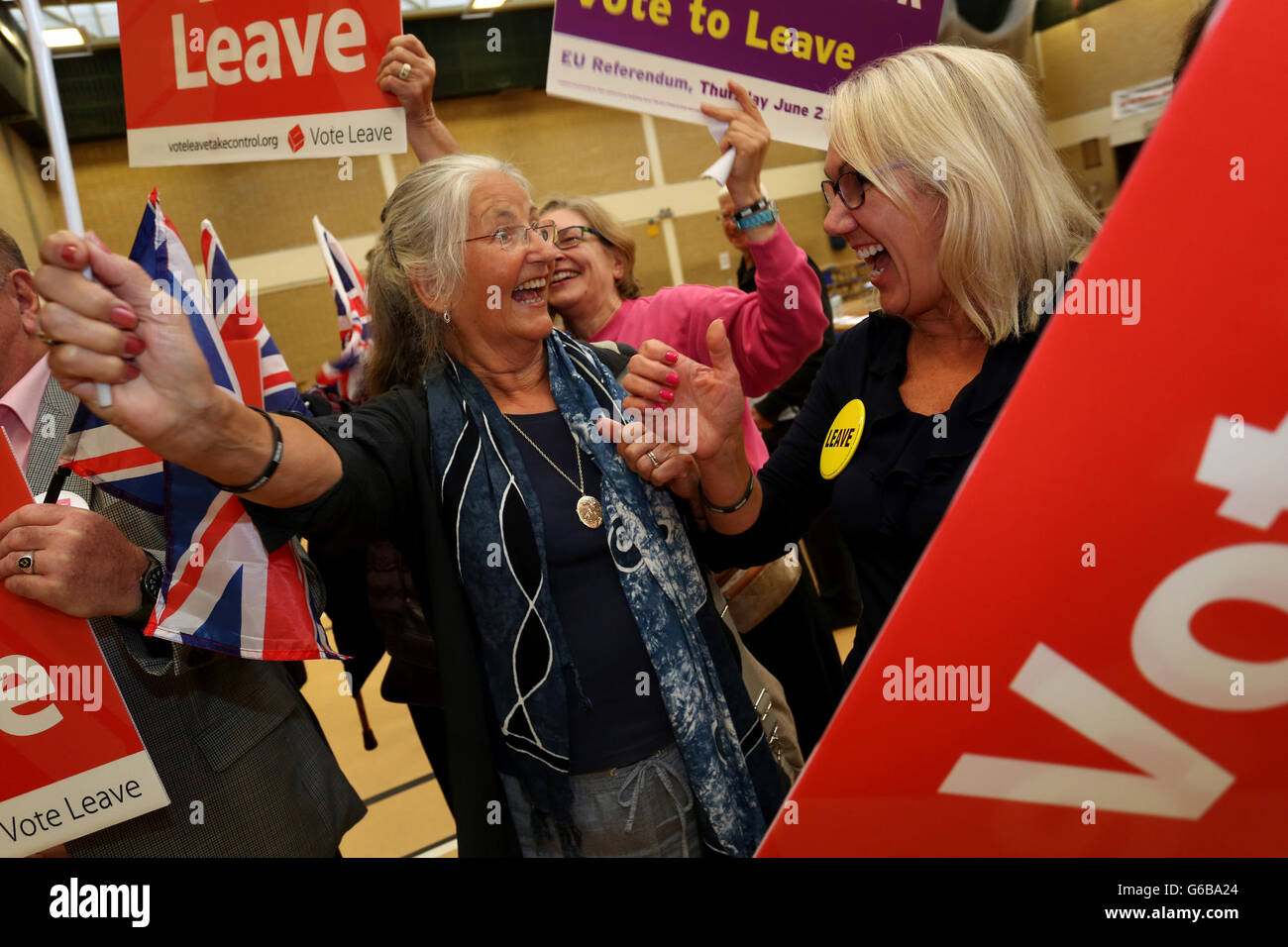 Bognor Regis, RU. 24 de junio de 2016. EU Referendum - En la foto está el referéndum sobre la UE Resultado de recuento por Arun (incluyendo Bognor Regis) en el centro de ocio de Arun, West Sussex, Reino Unido. Dejar gana con 62,5% contra 37,5% de permanecer. Viernes 24 de junio de 2016. Crédito: Sam Stephenson / Alamy Live News. 24/06/16 Crédito: Sam Stephenson/Alamy Live News Foto de stock