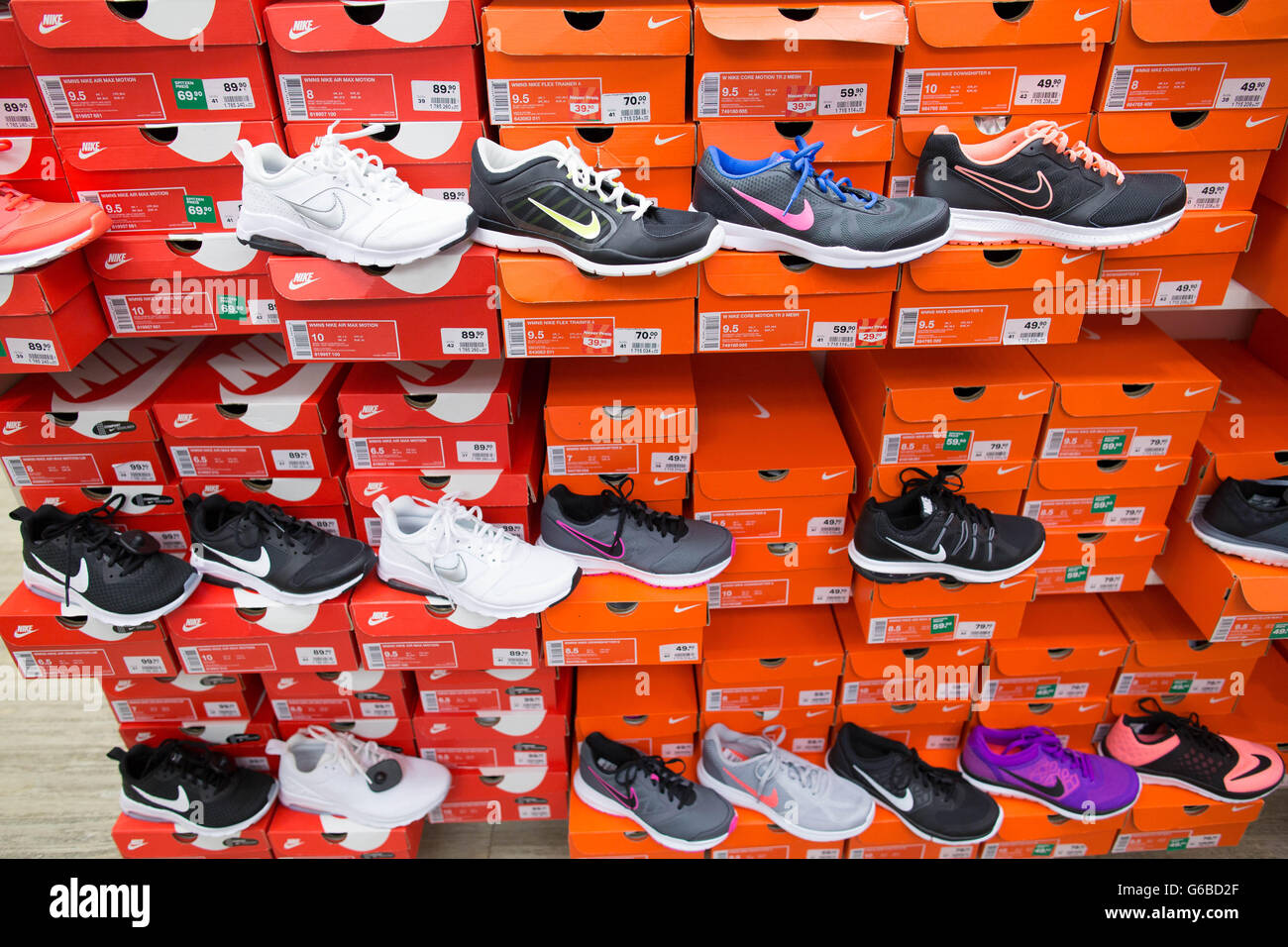 En Dusseldorf, Alemania. 24 de junio de 2016. Zapatos a la venta en un  almacén de Deichmann en Duesseldorf, Alemania, 24 de junio de 2016. Foto:  MAJA HITIJ/dpa/Alamy Live News Fotografía de