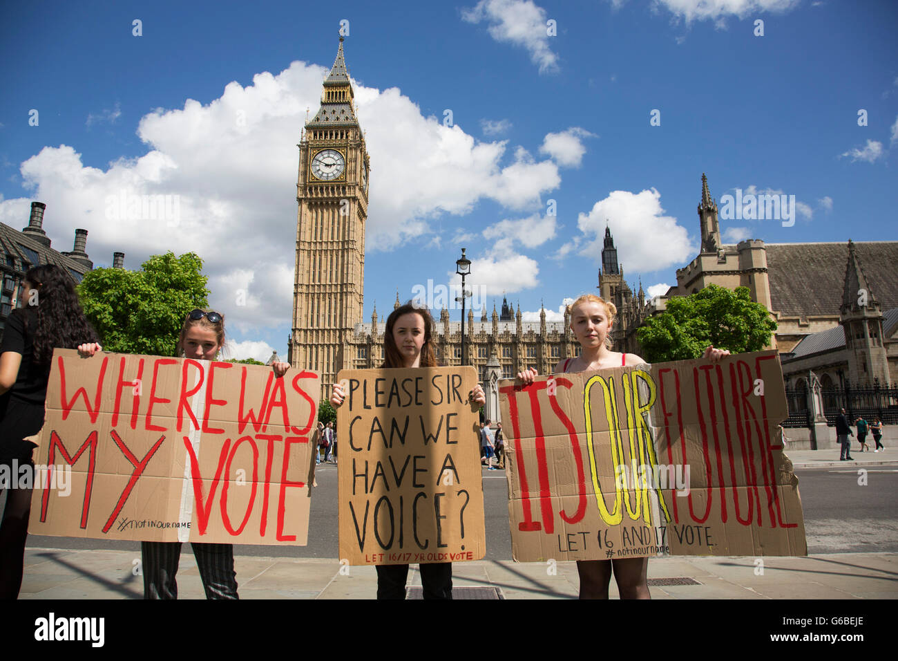 Londres, Reino Unido. 24 de junio de 2016. Grupo de jóvenes manifestantes se reúnen para protestar que a los 16 años de edad que eran demasiado jóvenes para votar, en Westminster, fuera de las casas de Parliamant tras dejar un voto, también conocido como Brexit como EU Referendum en el Reino Unido votos para salir de la Unión Europea de 24 de junio de 2016 en Londres, Reino Unido. La pertenencia a la Unión Europea ha sido un tema de debate en el Reino Unido desde que el país se unió a la CEE, o mercado común en 1973. Crédito: Michael Kemp/Alamy Live News Foto de stock