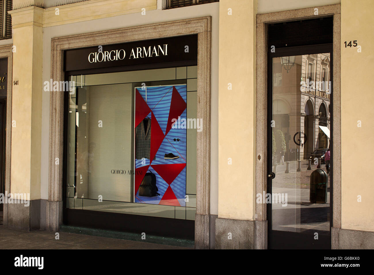 Giorgio Armani mujer alta moda y accesorios de lujo ventanas de compras en  Turín fashion Avenue, Piazza San Carlo Fotografía de stock - Alamy