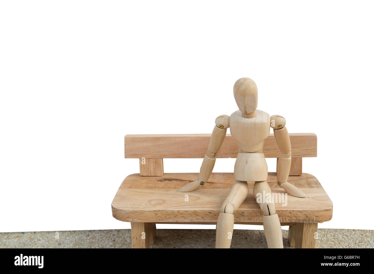 Maniquí hombre actuando solo madera madera uno se sienta triste Foto de stock