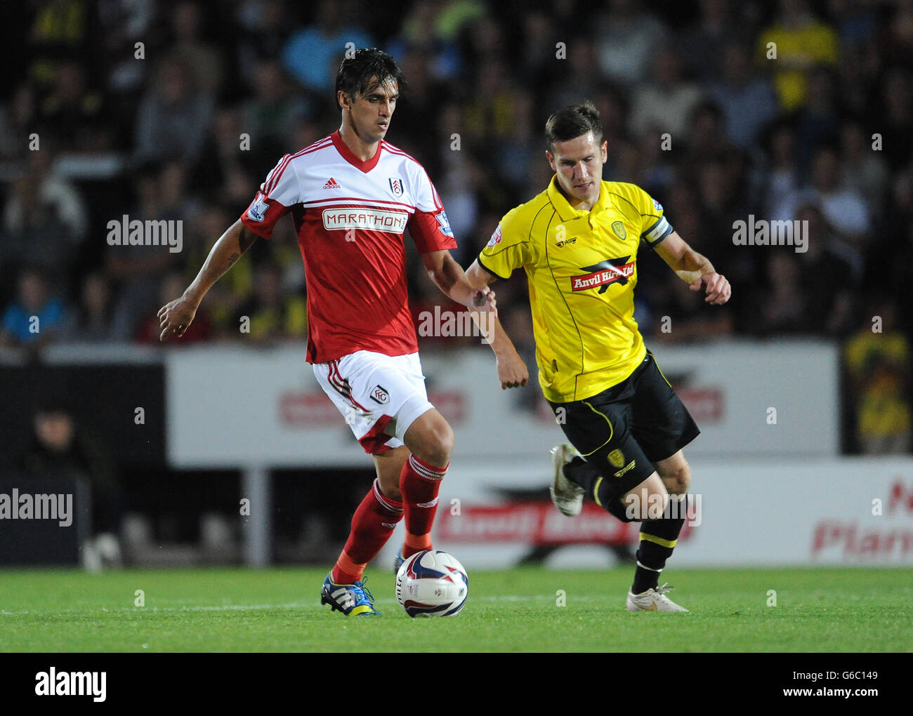 Lee Bell de Burton Albion (derecha) y Bryan Ruiz de Fulham luchan por la  pelota Fotografía de stock - Alamy