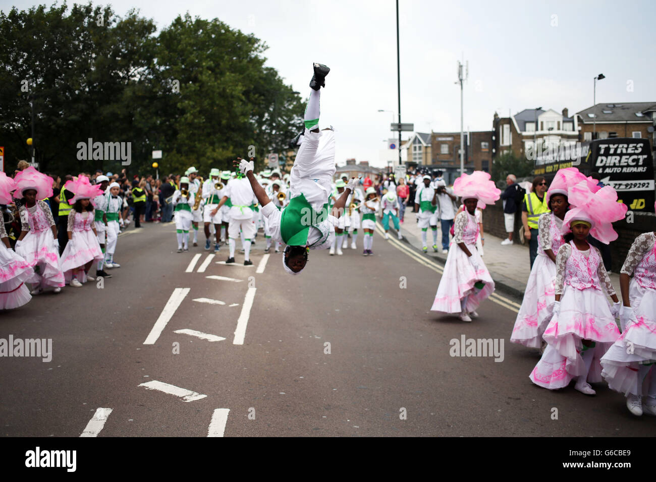 Bailarines de Kinetika Bloco participan en el Notting Hill Carnival en el oeste de Londres. Foto de stock
