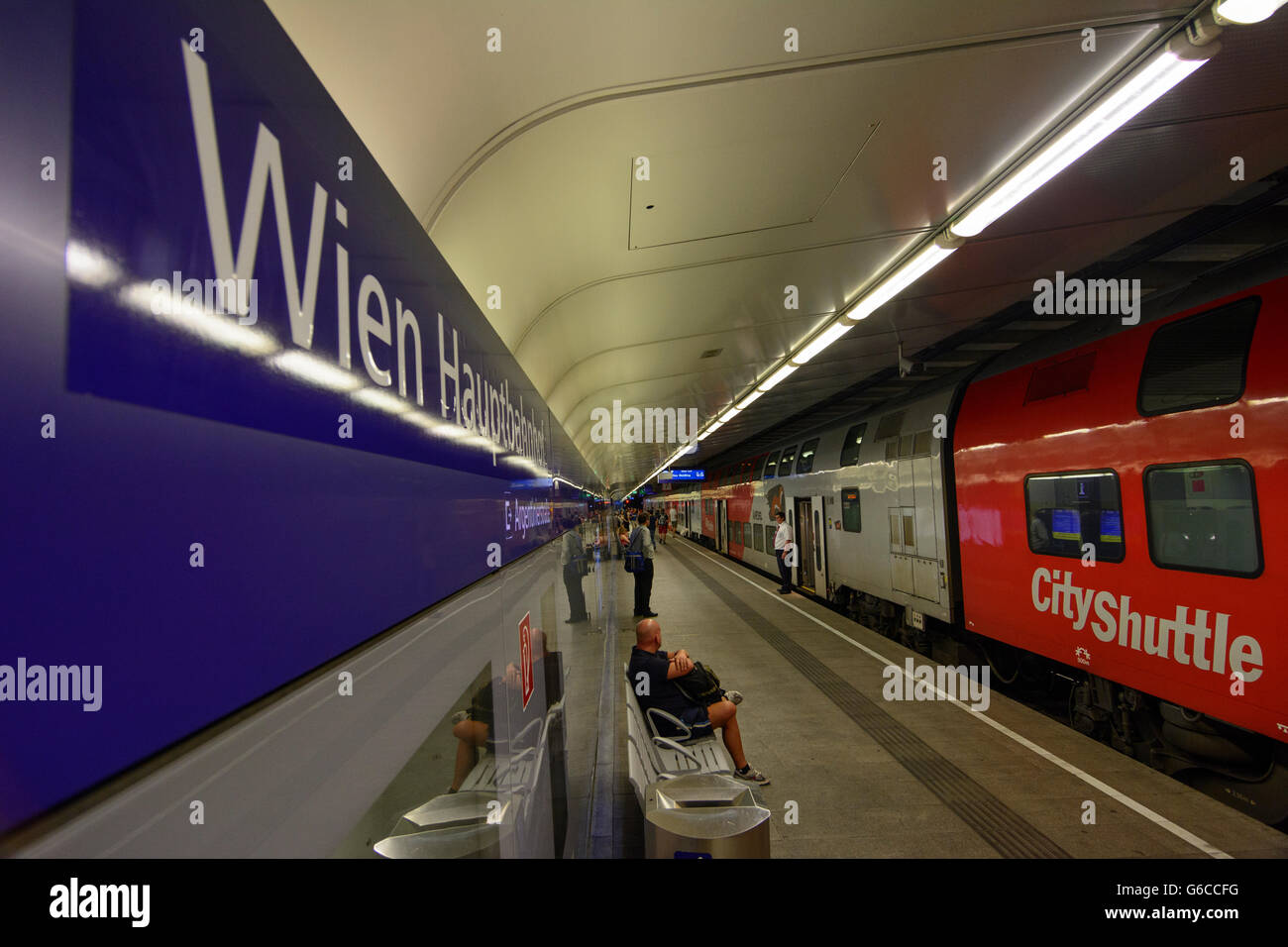 Tren lokal de ÖBB en Hauptbahnhof, la estación Wien Wien, Vienna, Austria, Wien, 10. Foto de stock
