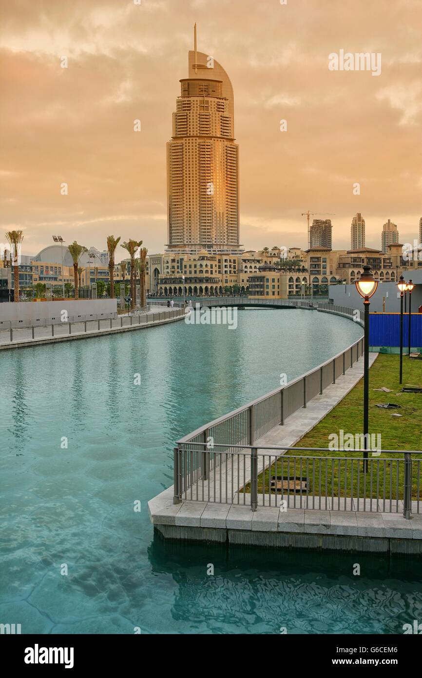 Vista de los nuevos rascacielos de Dubai en Business Bay con torre Burj Khalifa, en los Emiratos Árabes Unidos, EAU, Oriente Medio Foto de stock