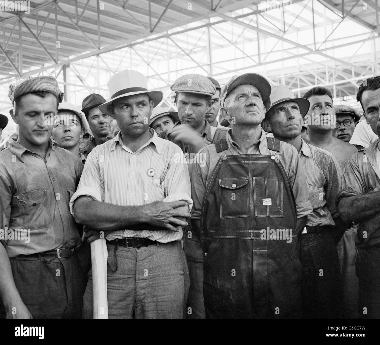 1930 1940 hombres trabajadores de la construcción sitio en construcción Foto de stock