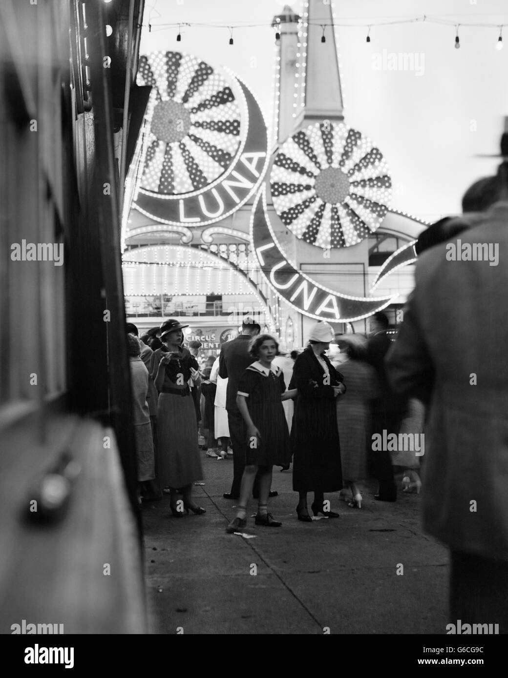 1930 EN LAS PRIMERAS HORAS DE LA NOCHE DEL LUNA PARK, Coney Island BROOKLYN NUEVA YORK, EE.UU. Foto de stock