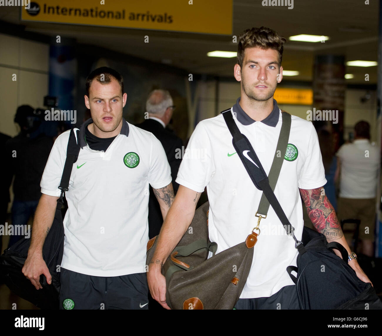 Fútbol - lleguen a Celtic de Glasgow Airport Foto de stock