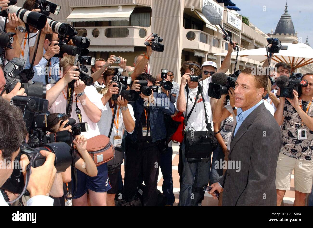 Jean Claude Van Damme plantea para los fotógrafos durante un fotociclo en el  techo del Noga Hilton Hotel, Cannes, para promover su nueva película  "después de la muerte Fotografía de stock -