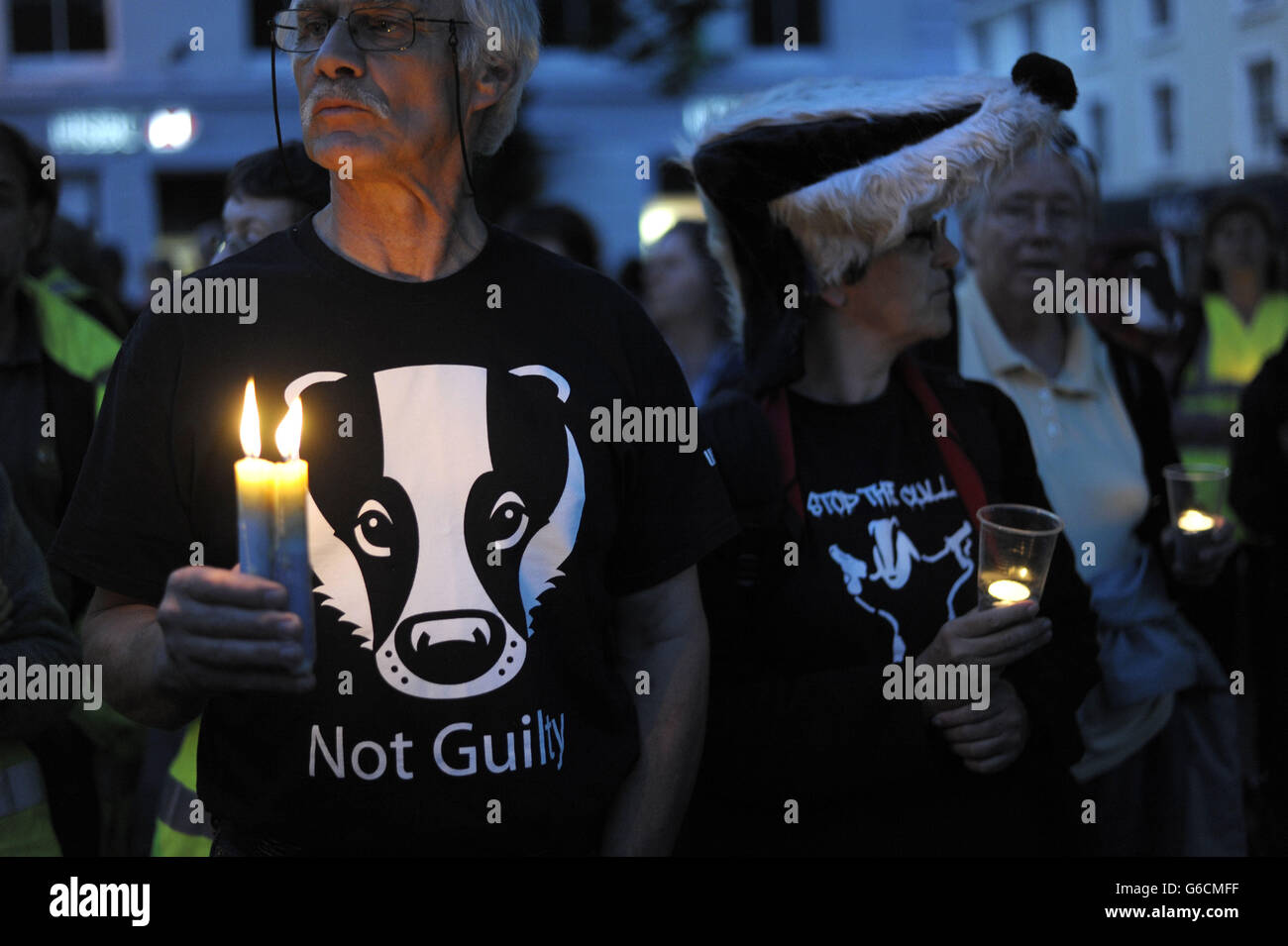 Un manifestante en Minehead durante un evento de vigilia a la luz de las velas organizado por Somerset Badger Patrol, contra el sacrificio planeado. Foto de stock