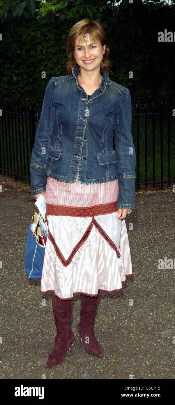 Emma Forbes llega a una recepción y vista privada de los sombreros y bolsos de la Reina Isabel II en el Palacio de Kensington en el centro de Londres. Foto de stock