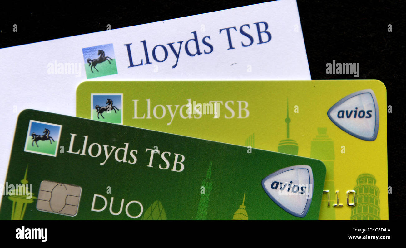 Vista general de dos tarjetas de crédito Lloyds TSB Duo al lado Una carta dirigida por Lloyds TSB Foto de stock