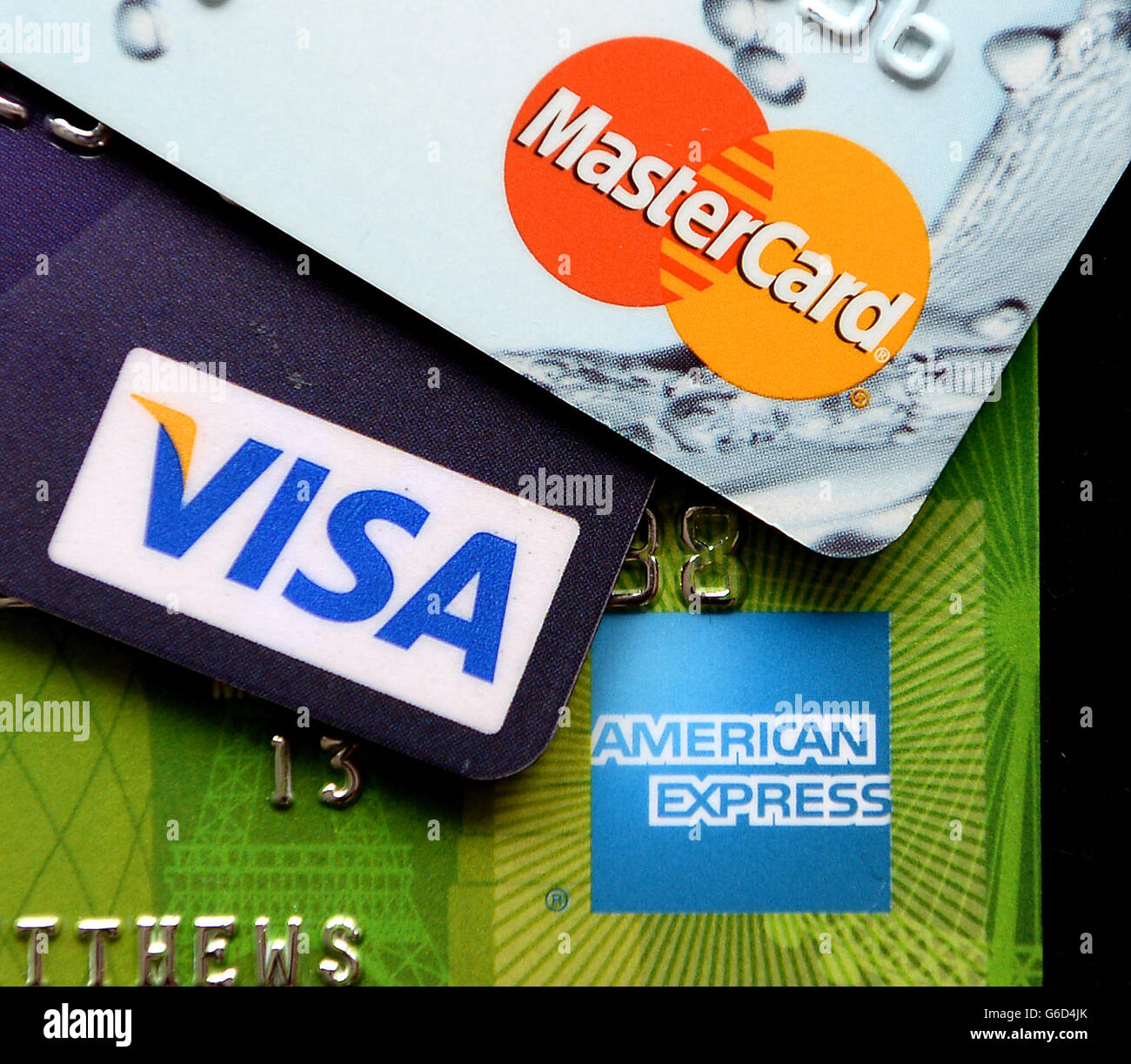 Vista general de una Visa, una MasterCard y una tarjeta de crédito American Express una junto a la otra Foto de stock