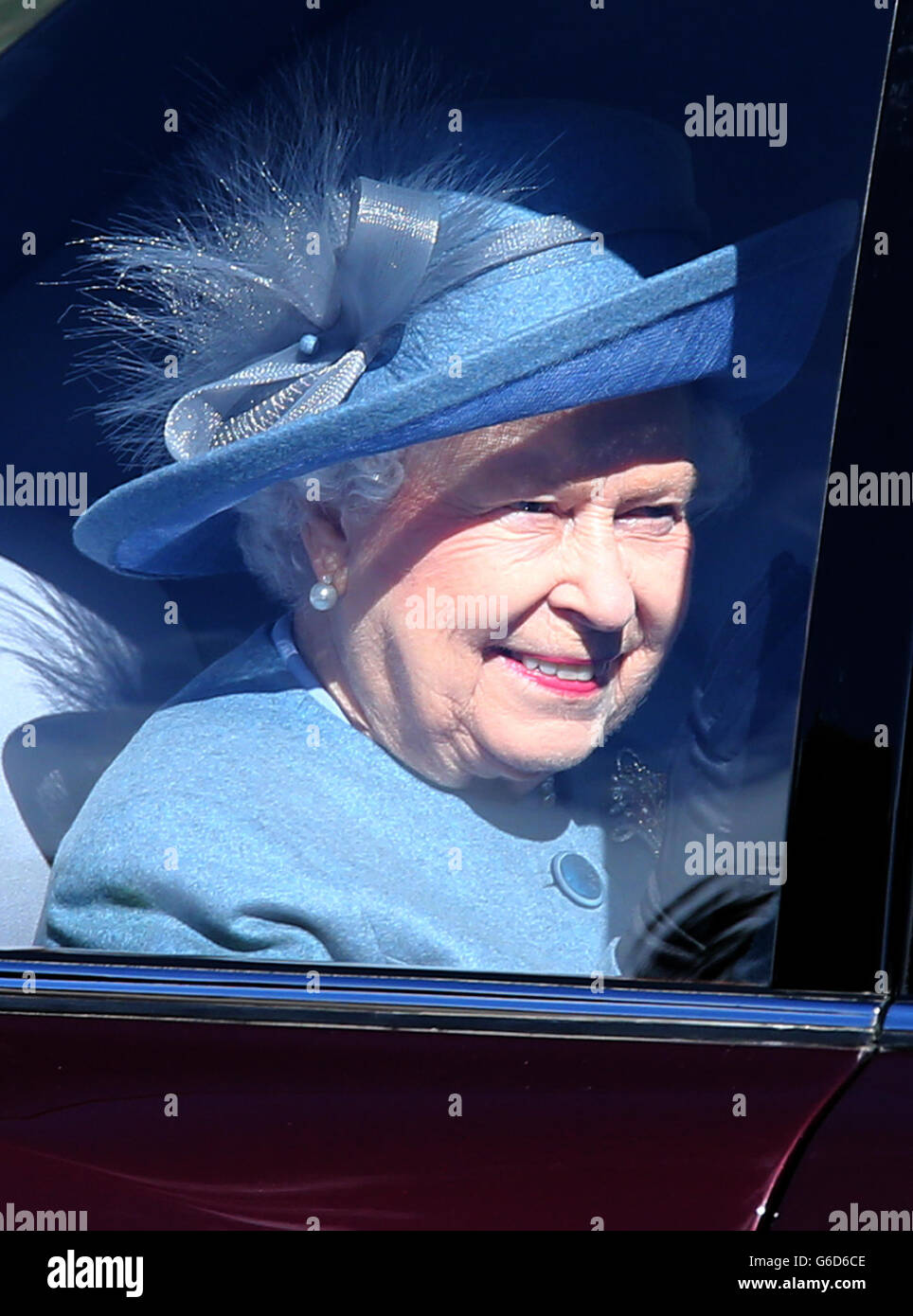 La Reina llega a Crathie Kirk para el servicio del domingo. Foto de stock