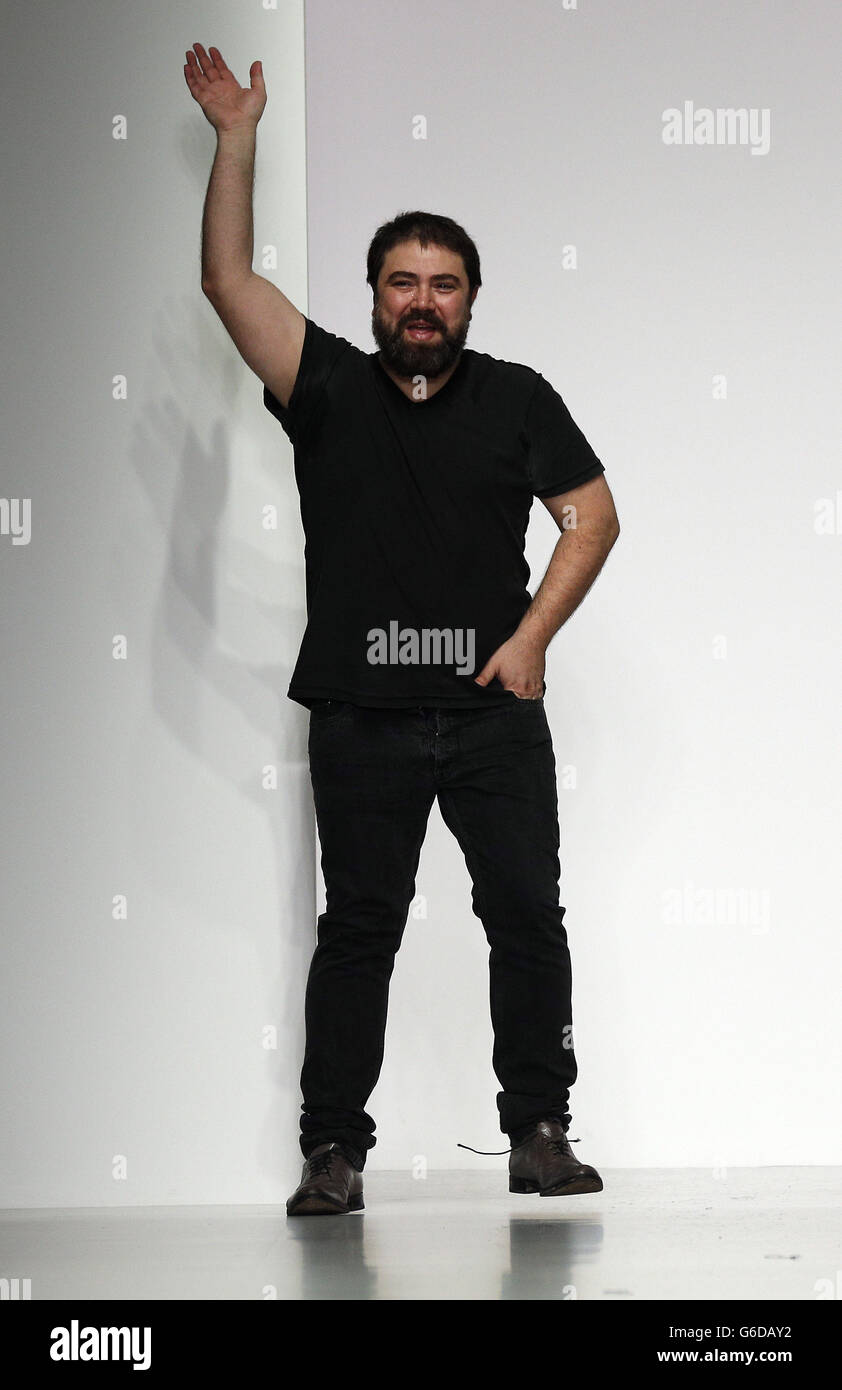 Emilio de la Morena se acerca a los huéspedes después de su espectáculo de primavera/verano de 2014 en Somerset House como parte de la Semana de la Moda de Londres. Foto de stock