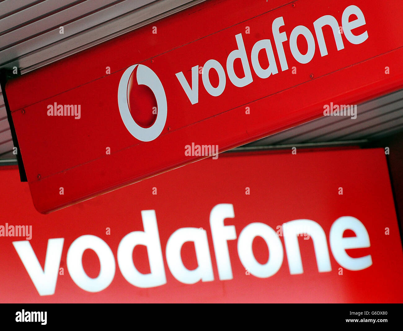 Vista general de la tienda Vodafone en Fort Shopping Park en Birmingham, ya que Vodafone está a punto de vender su participación en la mayor compañía de telefonía móvil de Estados Unidos en 130 mil millones de dólares (£84 mil millones) Un acuerdo tan grande que se espera que proporcione un aumento significativo a la economía del Reino Unido. Foto de stock