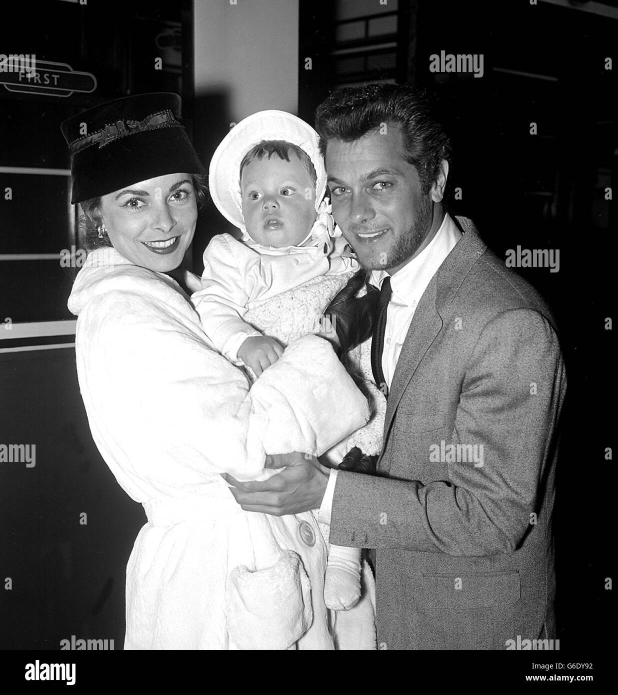 La "familia ideal" de Hollywood, el actor Tony Curtis y su esposa actriz Janet Leigh y su hija de 11 meses Kelly en Paddington Station, Londres. Foto de stock