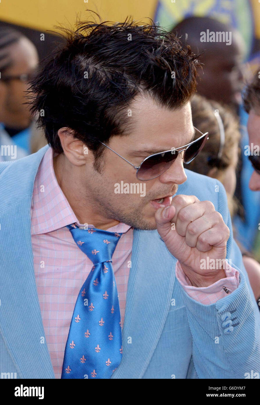 Celebridad sonriente jackass gafas de sol actor corbata azul tosiendo camisa  rosa fotografías e imágenes de alta resolución - Alamy