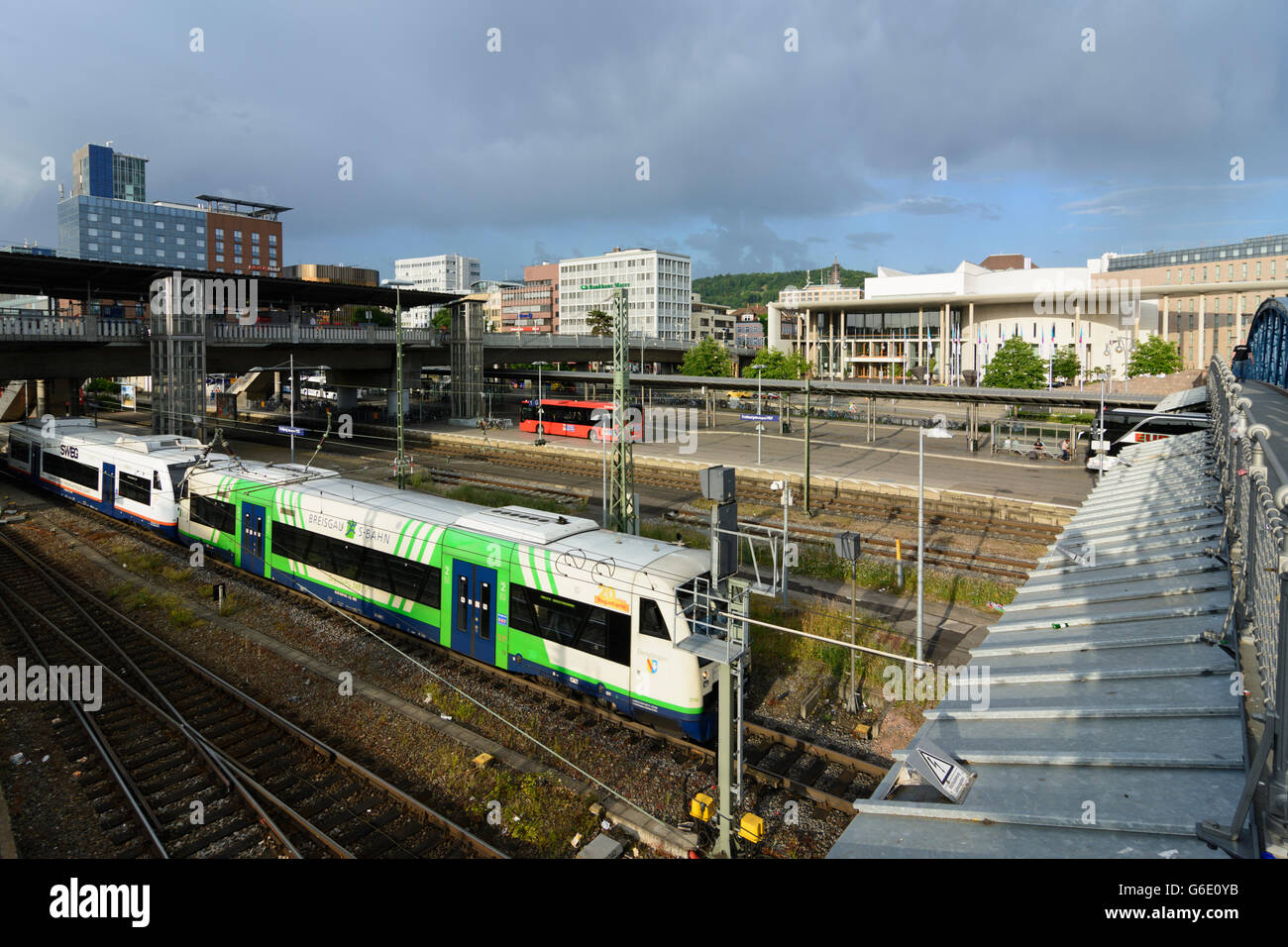 Estación Hauptbahnhof, Concert Hall (derecha), Freiburg im Breisgau, Alemania Baden-Wurtemberg Schwarzwald, Selva Negra. Foto de stock