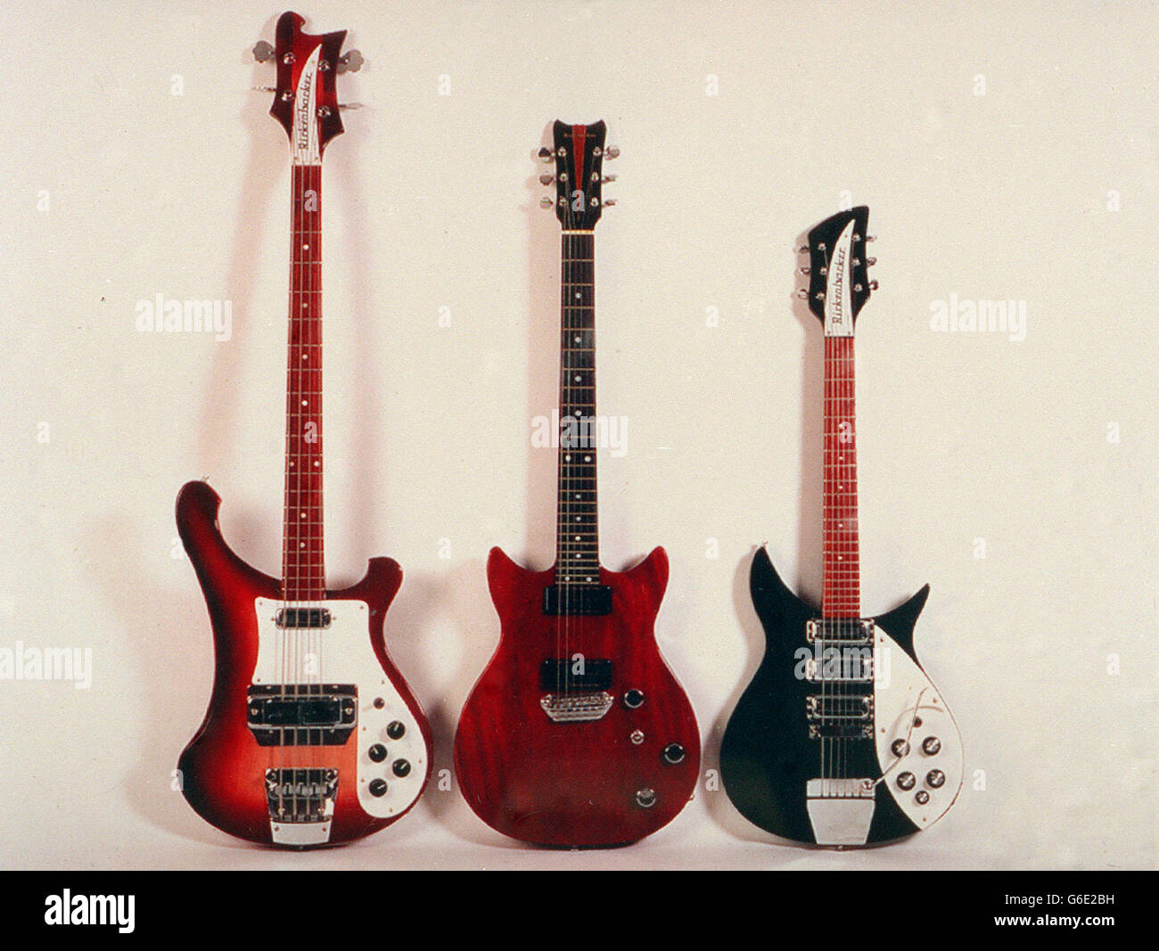 USO EDITORIAL SOLAMENTE: Se espera que tres guitarras usadas por los Beatles  recuperen entre 8.000 libras para el cuerpo eléctrico sólido de George  Harrison [centro], a 75.000 libras para Rickenbacker eléctrico [derecha]