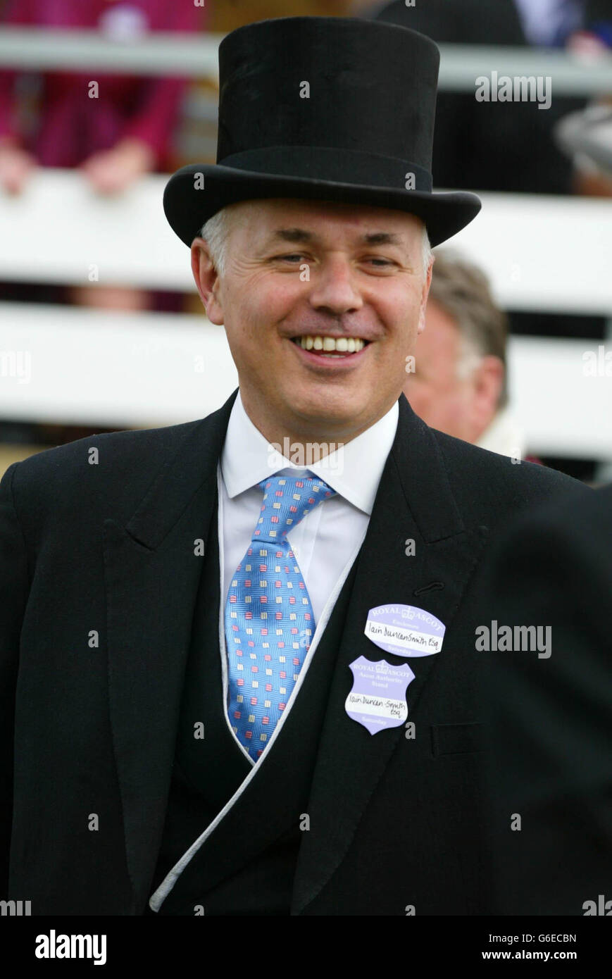 El líder conservador del Partido, Iain Duncan-Smith, se ha dado un sombrero de cabeza Asiste al último día de Royal Ascot Foto de stock