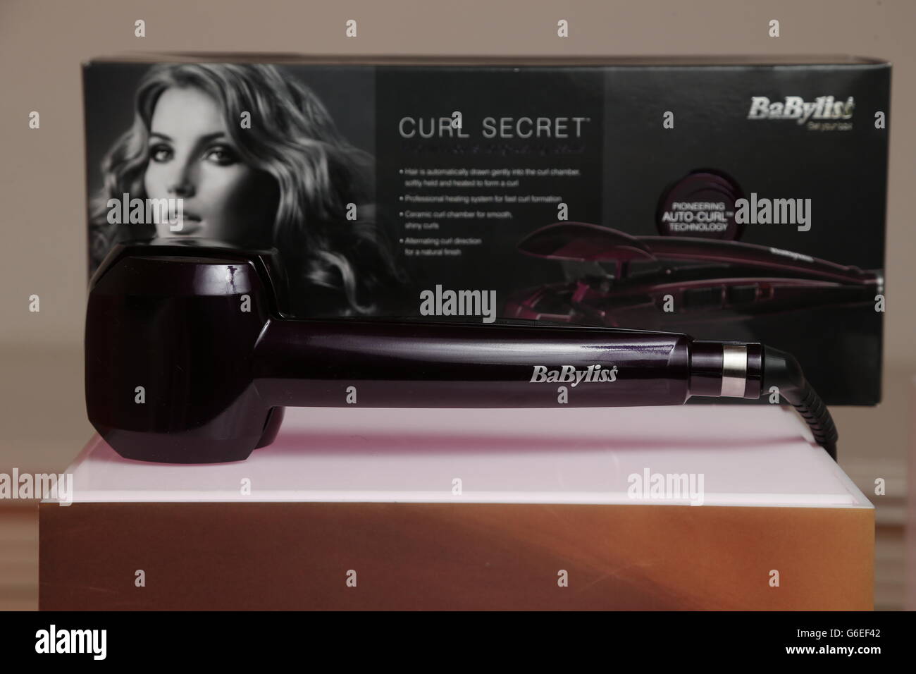 BaByliss Curl Secret se muestra como parte del espectáculo 'Tendencias de  Navidad 2013' de Boots en One Marylebone, Londres Fotografía de stock -  Alamy