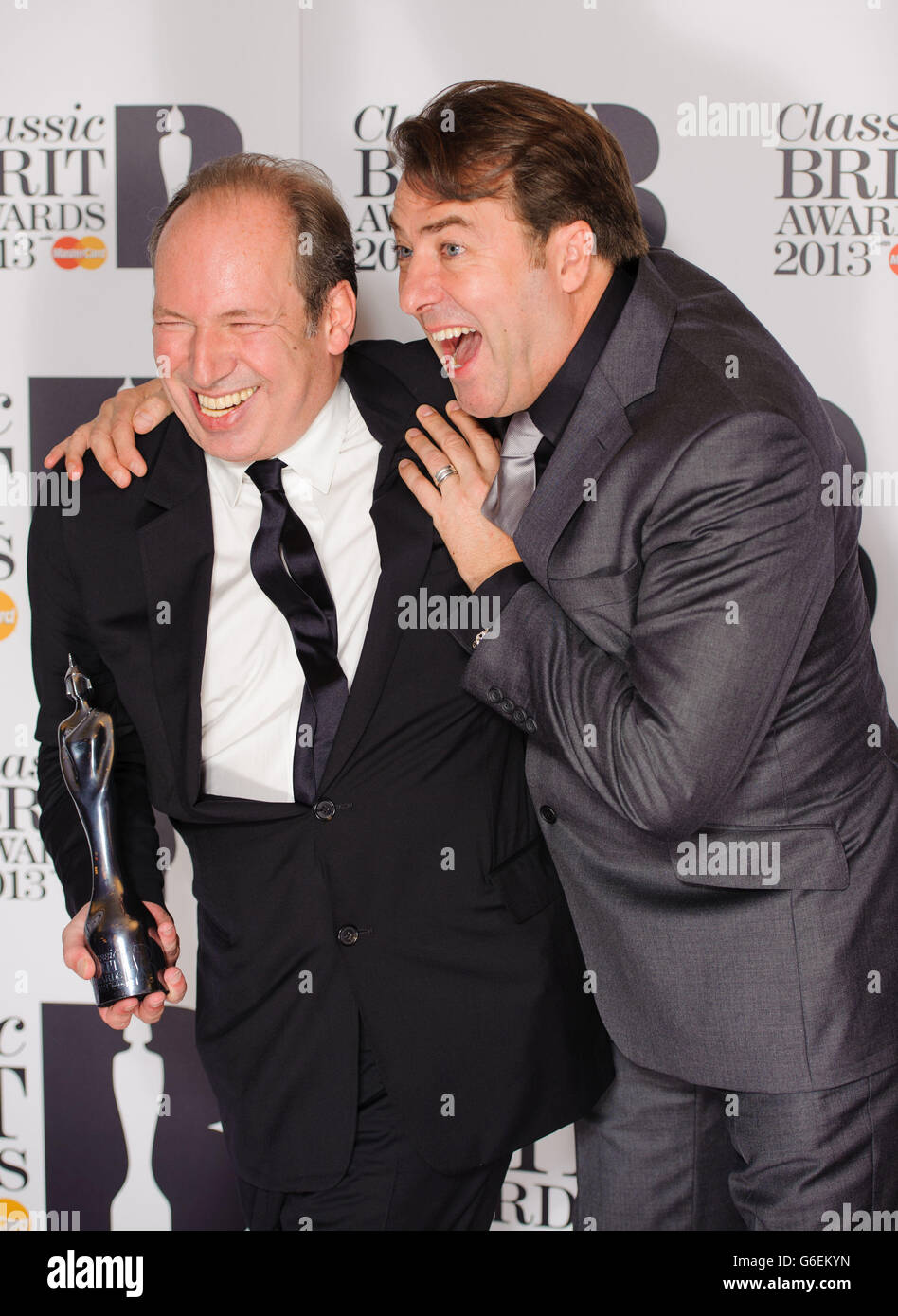 Ganador del compositor del año y destacada contribución a los premios de música Hans Zimmer (izquierda) con Jonathan Ross en la sala de prensa de los Classic Brit Awards 2013, Royal Albert Hall, Kensington Gore, Londres. Foto de stock