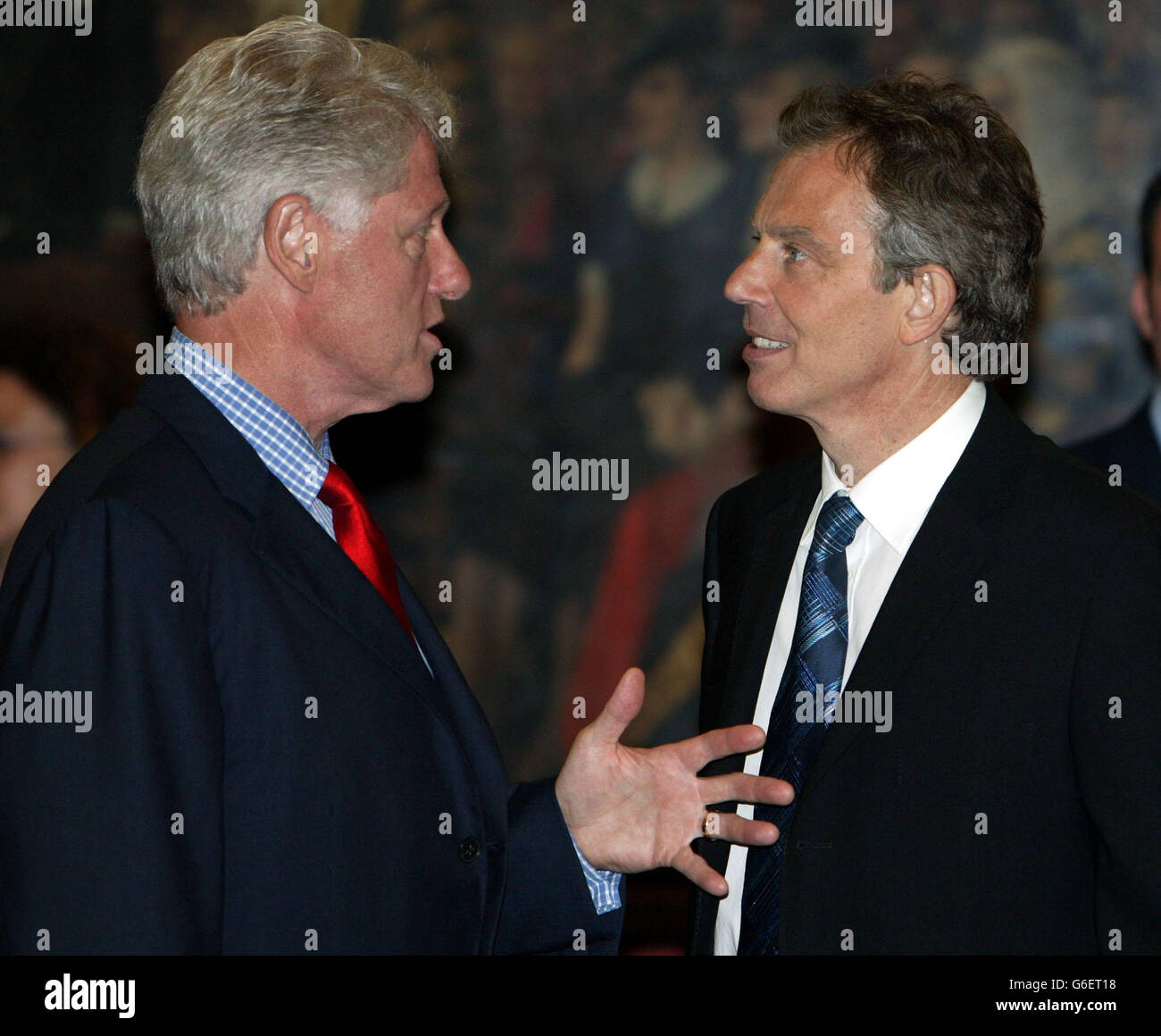 El ex Presidente de los Estados Unidos, Bill Clinton, habla con el Primer Ministro Tony Blair en el Guildhall de la ciudad de Londres, lugar de celebración de la cena progresiva de Gobernanza. Foto de stock